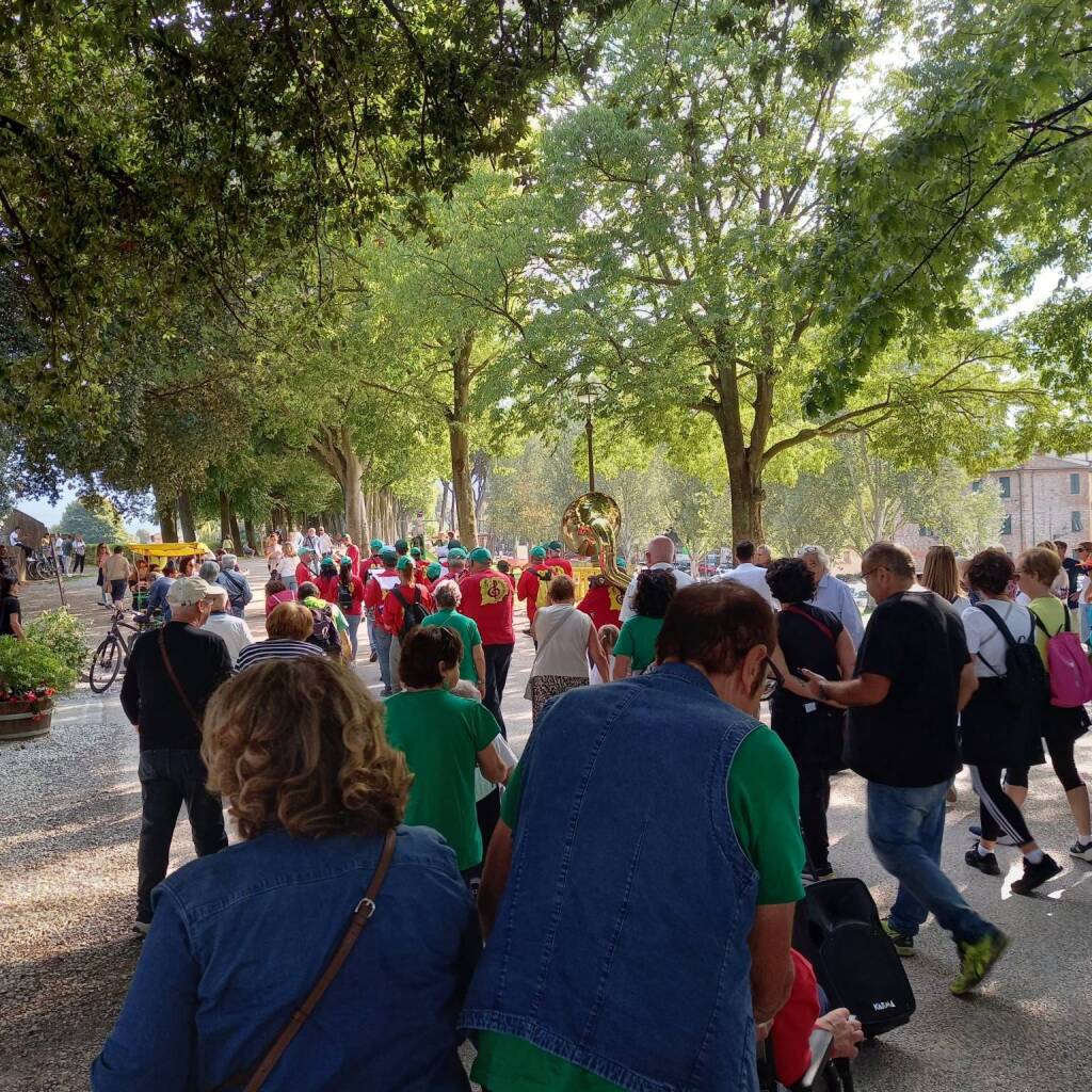 Partecipanti alla Maratona delle Lumache camminano insieme sulle Mura di Lucca